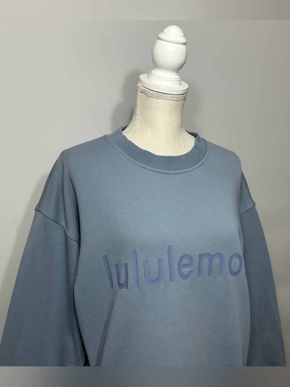Lululemon Sz. 6 Perfectly Oversized Crew Chambray Graphic Spell Out Sweatshirt